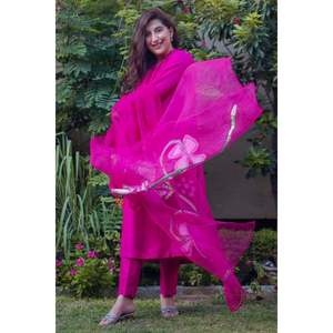 Ensemble chemise et dupatta en mousseline de soie Fuchsia Dreams pour le printemps/été - Product Image 2