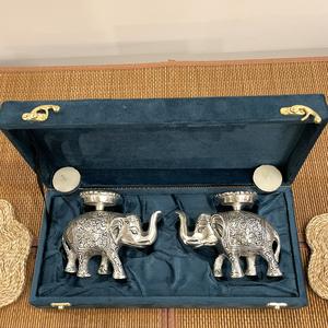 Éléphant en argent plaqué avec porte-bougie sur le dessus - Product Image 1