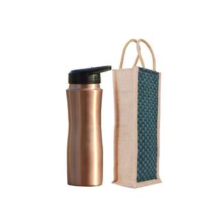 Botella de agua de cobre de diseño Simple estilo Sipper con bolsa de yute duradera Tamaño estándar disponible para vender regalos en cualquier función - Product Image 1