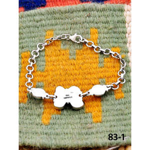 Pulsera Artesanal del Valle Esmeralda del Suroeste con Turquesa Blanca y Patrón Floral de Plata de Ley para Regalo - Product Image 4