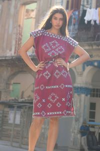 Collection unique de caftans brodés à manches courtes et au genou pour femmes, vêtements de fête, caftans brodés avec ceinture, OEM ODM - Product Image 3