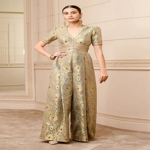 Robe de mariée style Punjabi en velours longueur ras du sol avec traîne pour femme, tailles maternité et grandes tailles, fabriquée en Inde, vente en gros - Product Image 2