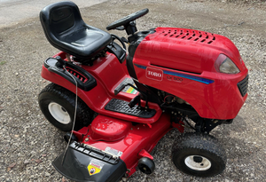 Tondeuse autoportée Red Toro à direction à gauche, plateau de coupe de 42 pouces, transmission automatique, essence, tondeuse professionnelle R16 pour grandes pelouses - Product Image 6