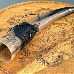 Cuerno para beber vikingo tradicional hecho a mano con soporte para regalar a un precio asequible por CRAFT ZONE EXPORT - Product Image 1