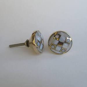 Quincaillerie indienne faite à la main auto-adhésive nacre boutons de porte en laiton boutons d'armoires de cuisine écologiques mère en céramique osseuse - Product Image 1