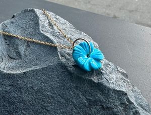 Arizona turquesa 14K oro sólido tallado flor piedra preciosa encanto delicado solitario Collar para siempre flor oro collar - Product Image 5