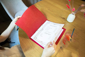 LMC-0017 de classeur en cuir de restaurant A4 personnalisé avec support central élastique support de menu de gaufrage fournitures pour hôtels et restaurants - Product Image 6