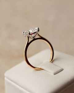 Anillo de diamante Moissanite de corte ovalado hecho a mano solitario de 3,07 CT con banda de catedral de 1,8 MM y hermoso Ajuste de cuatro garras - Product Image 3