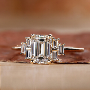 Anillo de Compromiso con Diamante Corte Esmeralda y Diamantes Baguette Laterales, Certificado IGI, Diamante Cultivado en Laboratorio de 1 a 3 CT, Estilo Vintage - Product Image 1