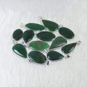 Vente en gros pendentif en aventurine verte naturelle avec lunette sertie de bijoux en argent plaqué pour filles - Product Image 6