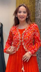 Impresionante Conjunto de Vestido Koti de Seda Bandhni de Diseñador con Dupatta para Ocasiones Festivas y Celebraciones Elegantes, Traje de Fiesta - Product Image 4