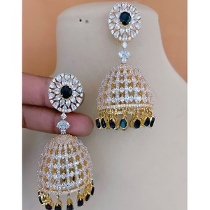 Pendientes de circón de tono dorado con estilo de aspecto hermoso con hermosas piedras AD Shine para mujeres y niñas para ropa de fiesta de boda - Product Image 1