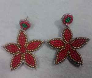 Boucles d'oreilles légères faites à la main avec broderie florale et perles de verre Bijoux en tissu élégants pour femmes Utilisation en soirée - Product Image 5