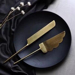 Juego de latón adornado para servir pasteles, cuchillo y espátula para pasteles, perfecto para bodas, fiestas de cumpleaños y eventos - Product Image 3