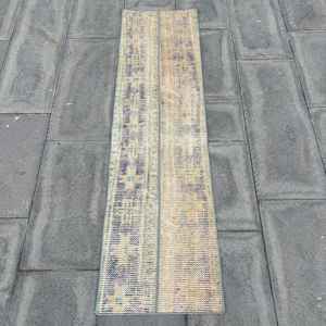 Alfombra Vintage de 1.4x5.2 pies, Alfombra Turca, Alfombra con Bordes Azules y Marrones - Product Image 1