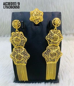 Pendientes chapados en oro para mujer Joyas de moda de un gramo con lindo patrón de flores para fiestas - Product Image 1