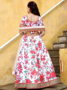 Ensemble Lehenga Choli en soie artificielle à motifs floraux blancs, imprimés numériques vibrants, chemisier brodé, élégant dupatta en filet pour les occasions spéciales, Bollywood - Product Image 4