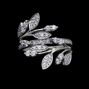 แหวนใบไม้สีขาวทอง14K ที่ได้แรงบันดาลใจจากธรรมชาติด้วยเพชรเจียระไนทรงกลมที่งดงามการจัดวางแบบง่ามทางพฤกษศาสตร์ - Product Image 1