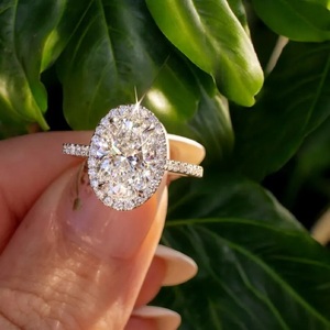 Bague de fiançailles en Moissanite 3 CT ovale pour anniversaire de mariage Bague de proposition en or 14K Halo caché Cadeau classique pour filles pour les fêtes - Product Image 2