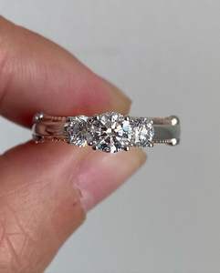 Anillo de Diamantes Cultivados en Laboratorio con Corte Redondo, Estilo Milgrain, Tres Piedras, Oro Blanco de 14k, Regalos de Aniversario, Joyería Fina E/VS - Product Image 3