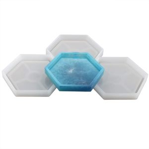 Ensemble de quatre sous-verres de mélange de résine de wooen uniques fabriqués à la main avec une attention particulière aux détails. - Product Image 4