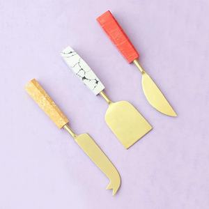 Juego de herramientas de queso de diseño real de acero inoxidable con diseñador y mango de resina de color Juego de queso de cocina de lujo dorado - Product Image 1