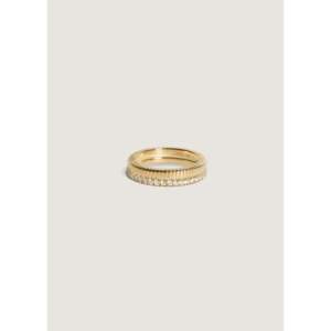 Anillo Pavé Annabelle & Dahlia con Incrustaciones Románticas de Diamantes de 1.8mm, Oro Amarillo de 18K, Patrón Personalizable - Product Image 1