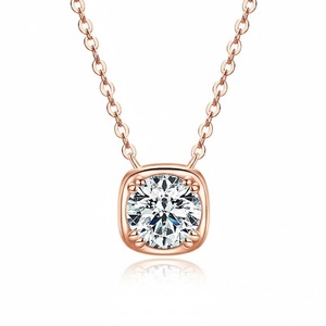 Collier pendentif solitaire pour femme en argent 925 avec moissanite taille brillant à double griffe carrée de 6,5 mm, 1,00 carat - Product Image 5