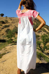 Robe maxi classique en coton 100% avec manches bouffantes brodées à la main de motifs floraux, style Oaxacan - Product Image 2