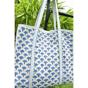 Sac fourre-tout élégant bleu à motifs floraux, broderie décorative, fabrication artisanale de Jaipur, poche intérieure réversible, spacieux, élégant, en coton matelassé - Product Image 3