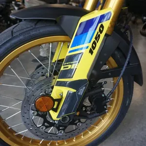 Adesivi 3D per Serbatoio Compatibili con Suzuki V-Strom 1050DE 2023, Adesivi 3D per Protezioni Forcella e Parafanghi Moto - Product Image 1