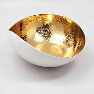Bol élégant en aluminium martelé argenté, intérieur doré luxueux, décoration asymétrique moderne, personnalisable, écologique - Product Image 1