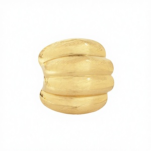 CUCOCUCA YXQ R164 Anello alla moda in acciaio inossidabile dal design minimalista ed elegante con finitura dorata spazzolata, adatto per l'uso quotidiano - Product Image 1