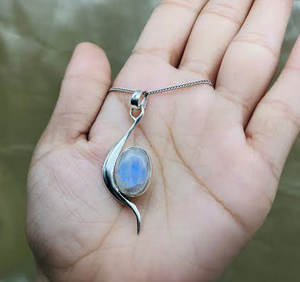 Collier pendentif en laiton plaqué or vintage avec chalcédoine aqua naturelle, fait à la main, forme ovale 8x10 mm, serti en bélière, bijoux - Product Image 6