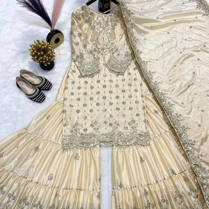 Costume Sharara pour mariage, couleur blanche, chinon lourd avec broderie lourde et travail de séquence - Product Image 1