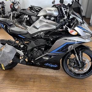 Moto électrique de sport haut de gamme Kawasaki Ninja ZX-25R - Product Image 1