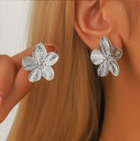 Bijoux H2 C0004 Boucles d'oreilles à clous en acier inoxydable de luxe 90% de pureté Cinq pétales Accessoire floral vintage pour femmes Looks tendance