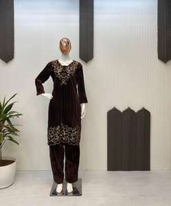 Costume lourd indien élégant pur velours floraison avec travail de broderie avec design fantaisie haut à manches longues et pantalon ensemble tenue de fête - Product Image 1