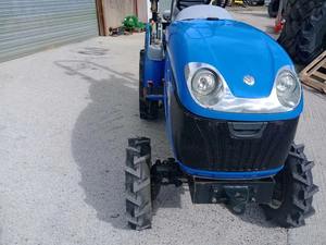 Tractor agrícola hidrostático 4WD para Boomer 25 70HP con caja de cambios y bomba de enganche de elevación trasera solo 347 horas de alta productividad - Product Image 2