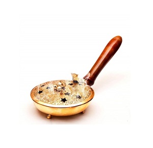 Quemador de incienso de latón de alta demanda con diseño antiguo detallado para meditación y relajación - Product Image 2