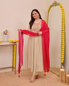 Kurta pour femme au design moderne et polyvalent, reflétant les tendances de la mode ethnique contemporaine pour les tenues de travail, les événements culturels et l'usage quotidien. - Product Image 4