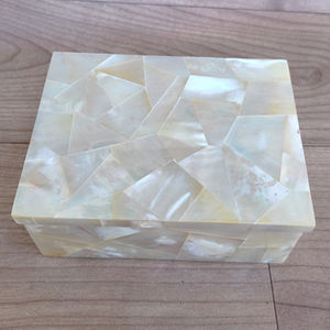 Boîte de rangement carrée pour bijoux en incrustation d'os avec finition en bois, parfaite pour un affichage et une organisation de taille moyenne de haute qualité - Product Image 4