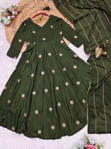 Magnifique tenue indienne moderne dans un ton foncé, Kurti de style Anarkali à séchage rapide pour les fêtes, avec dupatta assorti - Product Image 5