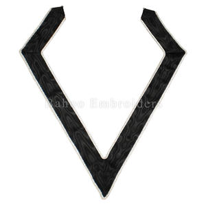 Collarette de 32e degré ROSE CROIX avec bordure en ruban rouge et garniture argentée sur les deux extrémités, et broderies HOOK BAHOO – Vêtement liturgique - Product Image 2