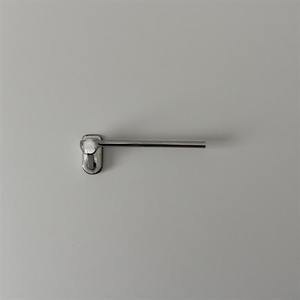 Elegante soporte de papel higiénico de metal con acabado de pátina plateada mate artesanal hecho a mano que ofrece acento decorativo - Product Image 1