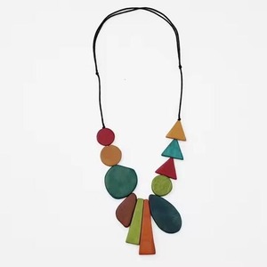 Collier en résine orange vif, grosses perles brillantes, fait main, bijou classique et affirmé pour femme, chaîne en corde épaisse et vibrante, tendance - Product Image 1