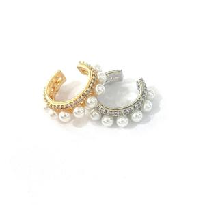 Orecchini di cartilagine con perle e pietre di zircone - Product Image 1