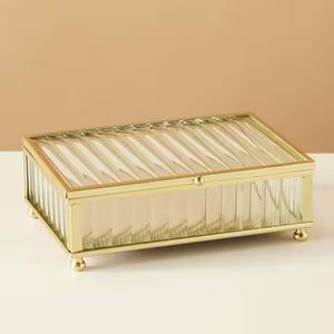 Boîte de rangement élégante en verre avec cadre métallique pour organiser les bijoux, le maquillage et les accessoires - Product Image 3