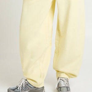 Haut à capuche pour femme avec design élégant et de haute qualité, tissu doux, prix avantageux pour les acheteurs en gros, survêtement court 2026 avec fermeture éclair - Product Image 4