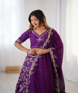 LEHENGA CHOLI DUPATTA EN SOIE ET COTON THAÏLANDAIS À BRODERIES, SEQUENCES ET TRAVAIL ZARI, MODE, POUR FÊTES/ROBES DE MARIAGE, PRIX DE GROS, EN STOCK - Product Image 2